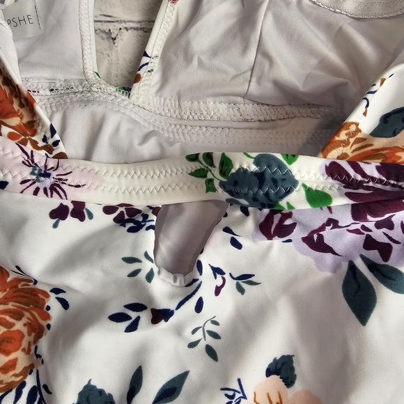 Cupshe Swimwear Size Small White One Piece Halter Plunge Flower Open Back Flawed - Picture 4 of 13